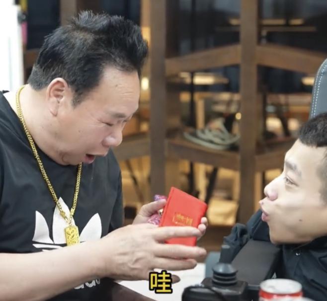 80厘米总裁李创利为岳父庆生,万元红包成亮点 李创利为岳父庆生,身高
