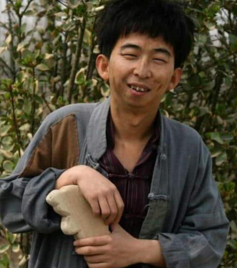 巨兴茂:因丑出名,7年赚来亿万身家 巨兴茂因为长相丑陋而出名,但他