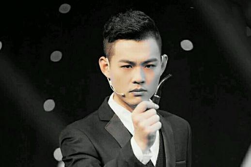 喧嚣之下藏龙卧虎,张玉浩:十年一遇的好捧哏 张玉浩是一位非常罕见的