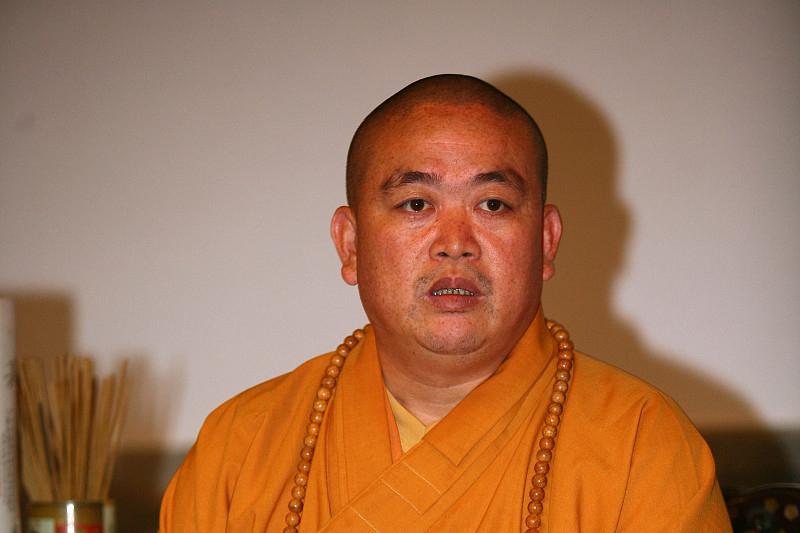 少林寺方面迅速回应,强调当前释永信仍是方丈,任何决定需遵循传统程序