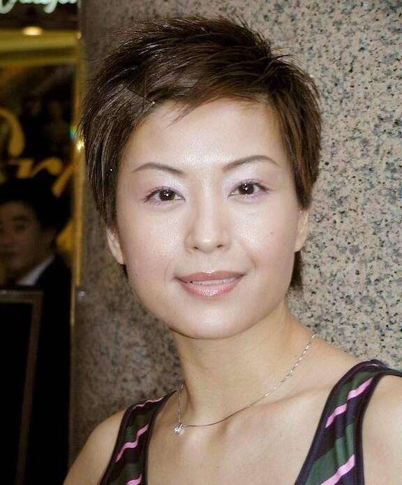 伍咏薇:逆境中的凤凰涅槃,娱乐圈的传奇人生 伍咏薇,这位曾在《银狐》