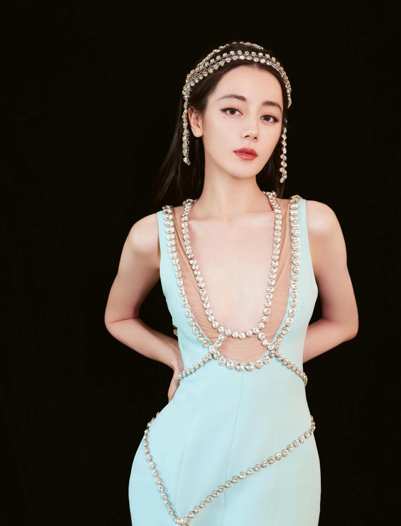 热巴黄金腰臀比 迪丽热巴的美丽身材和出色表现为她赢得了观众的喜爱