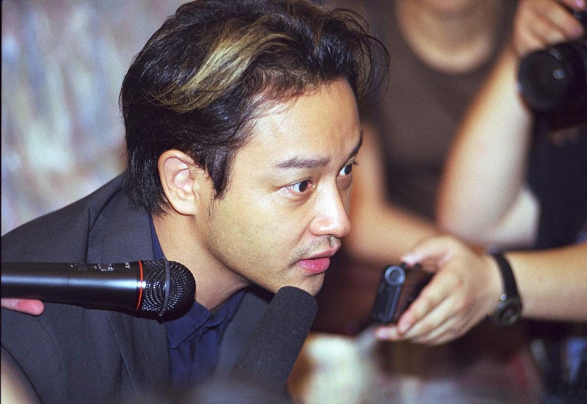 张国荣:跨界巨星的传奇人生,才华与激情照亮华语娱乐星空 张国荣,华语