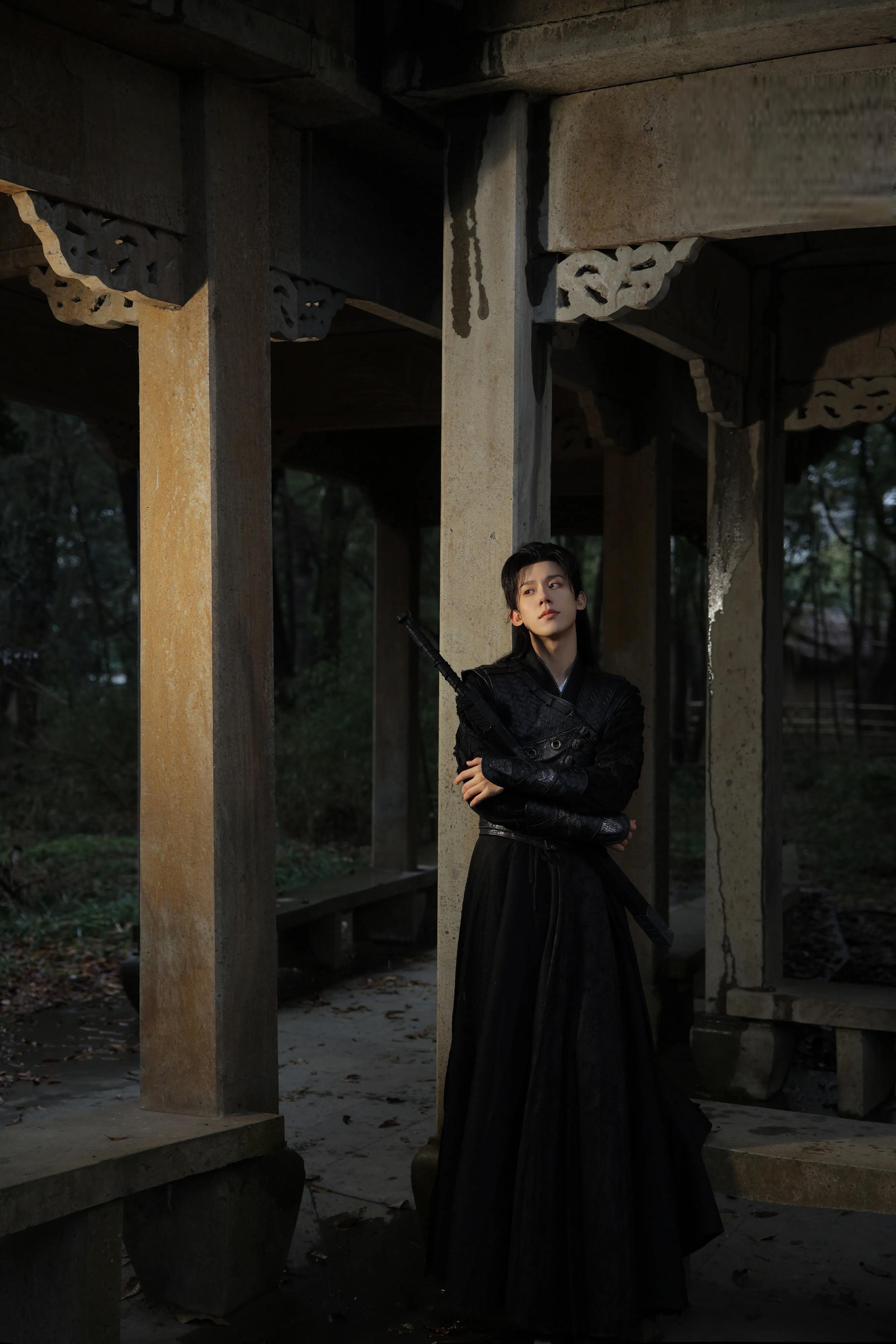 一位才华横溢的年轻演员,在热门剧作《大理寺少卿游》中饰演了陈拾一