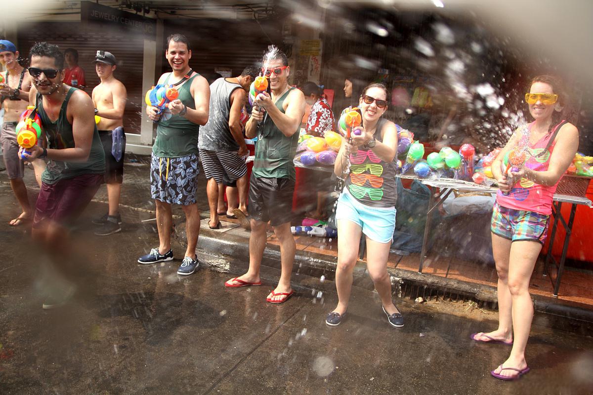 泰国泼水节,又称宋干节,是全球著名的文化庆典.