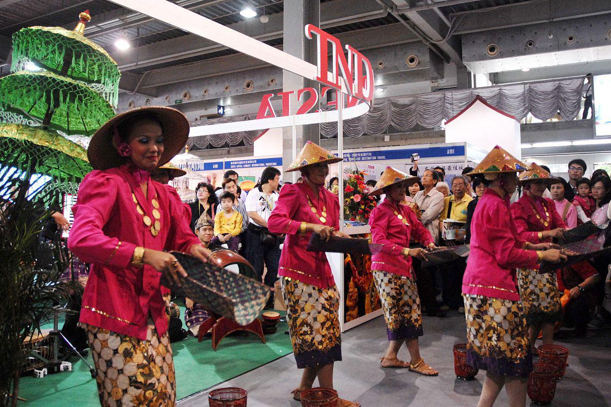 泰国泼水节,又称宋干节,是全球著名的文化庆典.