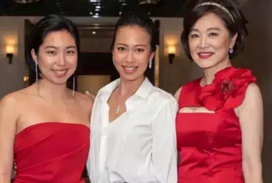 邢嘉倩是演员邢李原与前妻张天爱所生的女儿,尽管他们并未结婚,但邢