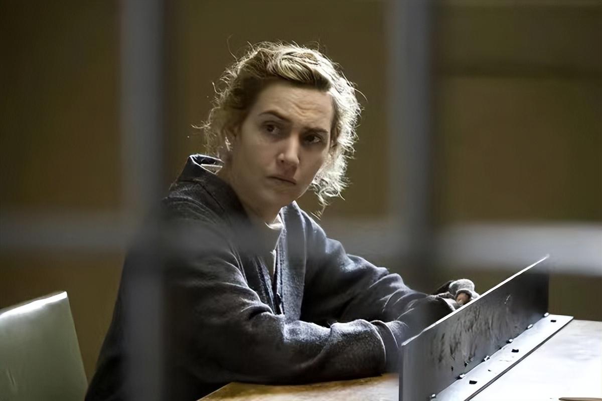 朗读者》:汉娜的秘密 凯特·温丝莱特在本片中饰演36岁的中年神秘女