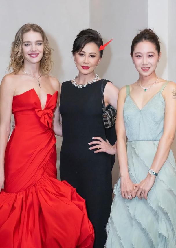 香港慈善夜:明星们的光鲜背后 在"thechildrenball"慈善晚宴上,明星们