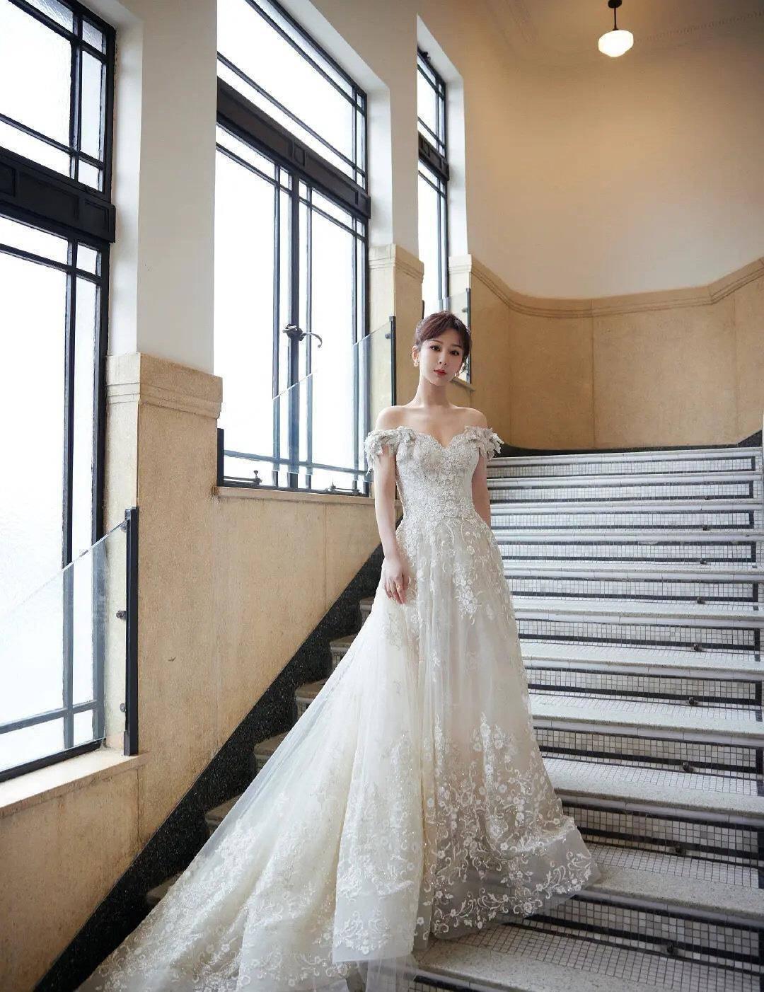 东方卫视品质盛典上,杨紫身穿一袭白色镶钻时尚长裙,搭配着黑色马丁靴