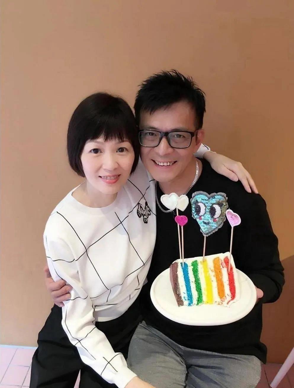 黄日华:娱乐圈的典范,守护家庭的真男人 黄日华62岁,梁洁华于2020年不