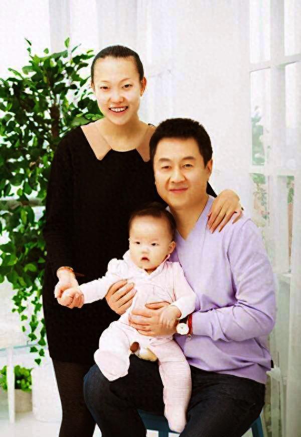 与侯英超分手后,嫁给大23岁的国乒名帅施之皓 李楠,这个名字在乒坛上