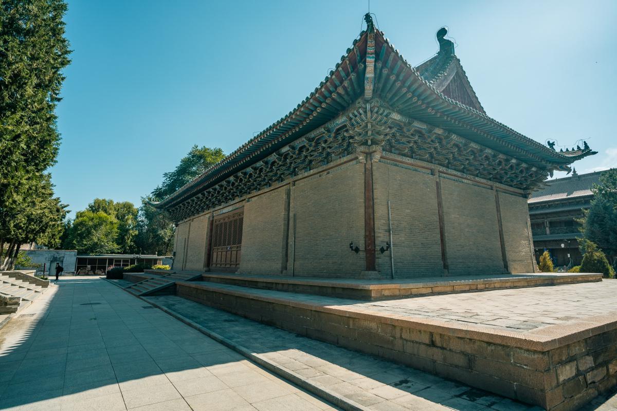 潭柘寺,这座千年古刹坐落在北京门头沟的潭柘山麓,承载着上千年的