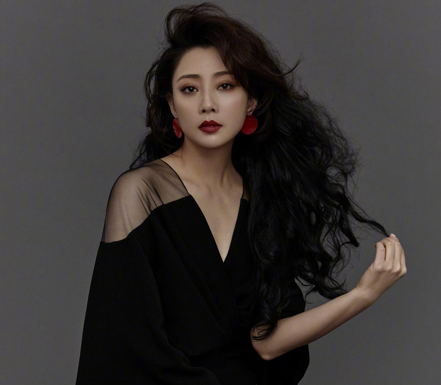 情感路上的波折与坚韧 殷桃,这位1979年出生于重庆的女演员,以其出色