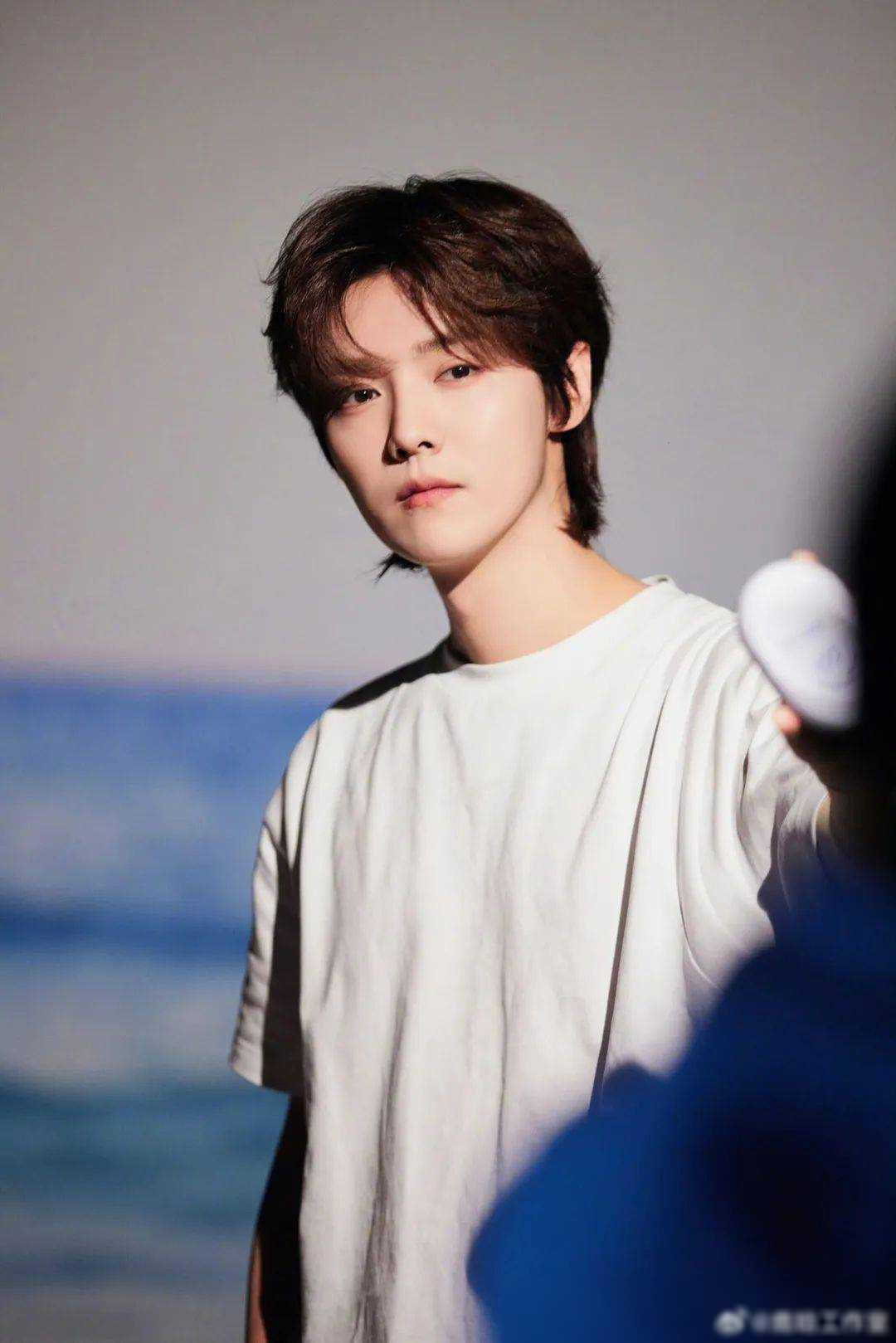 深度剖析:鹿晗,孟子义,张婧仪,陈坤的娱乐市场新动态 鹿晗近期虽显