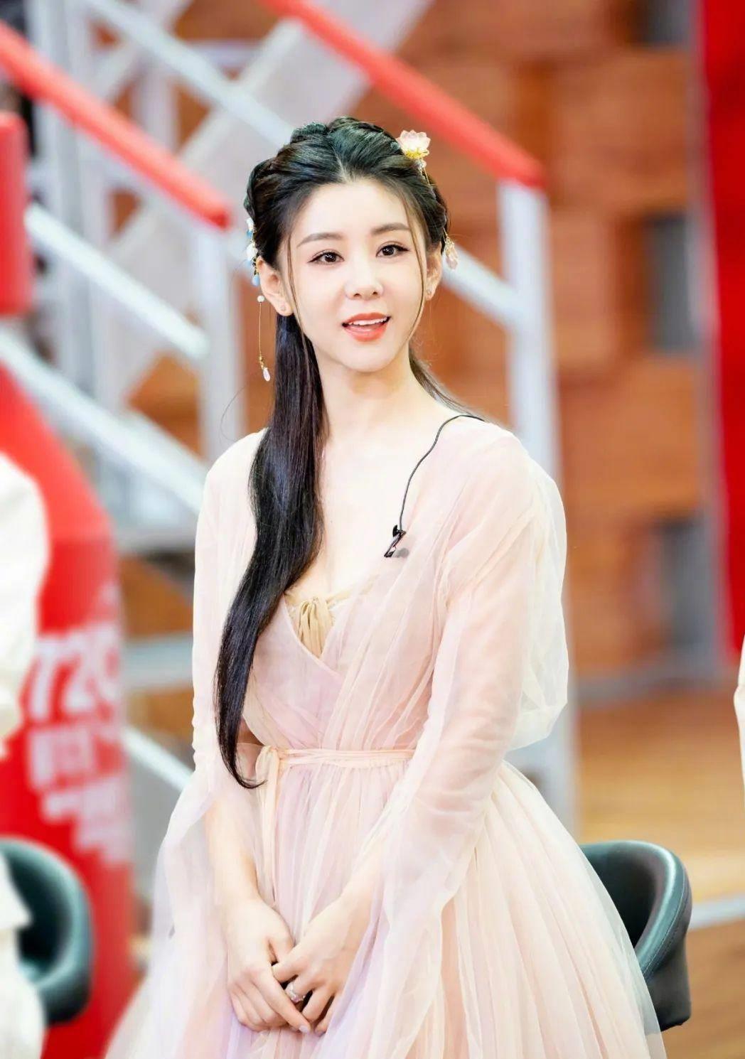 娱乐圈深度解析 李小萌,这位出道20年的女演员,因拒绝拍摄吻戏而引发