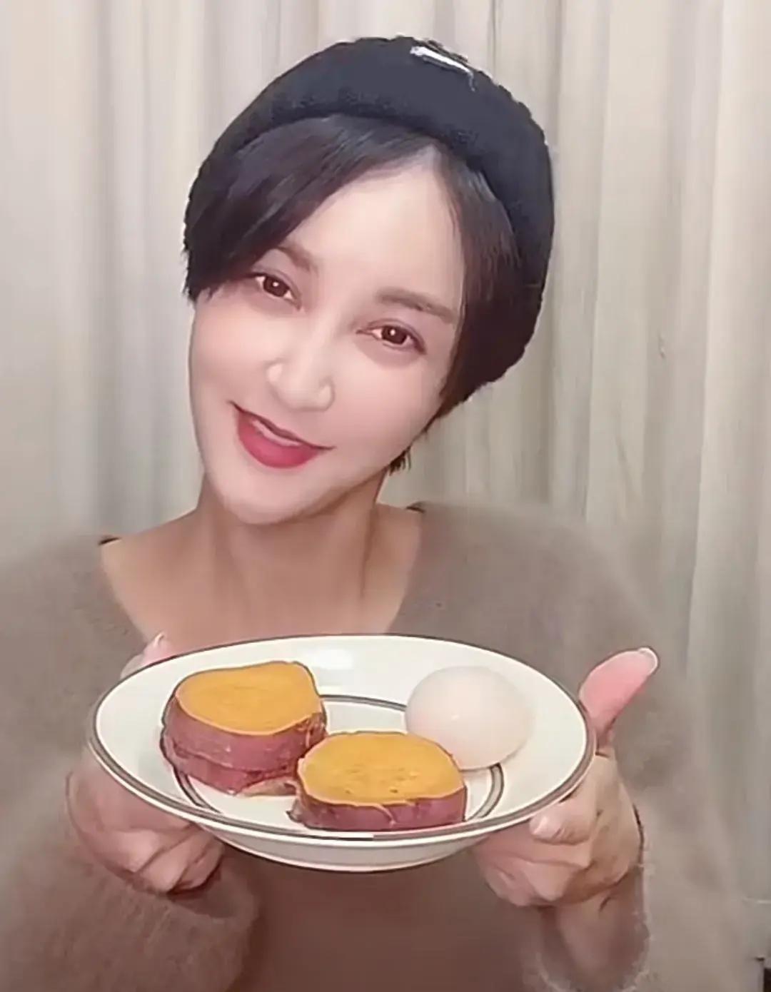 袁弘和张歆艺的恩爱同框照片在社交媒体上引起了热议,张歆艺瘦成鬃佑