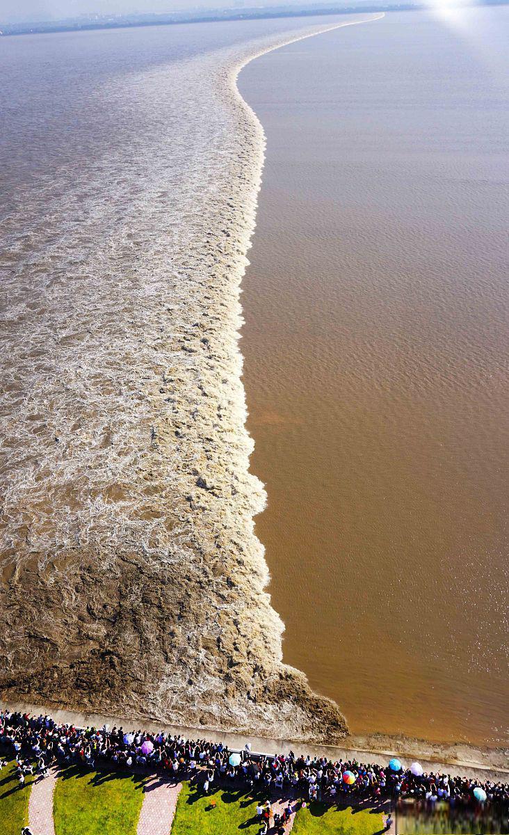 钱塘江大潮:万马奔腾的壮观画卷 钱塘江,中国浙江省