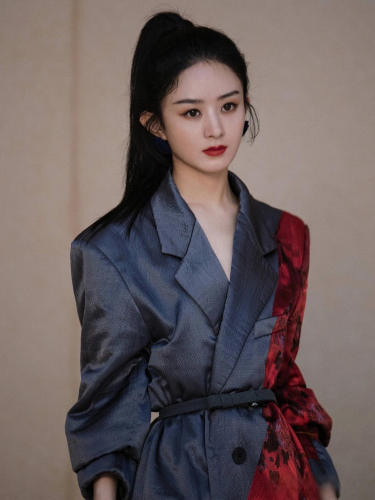 《与凤行》:滤镜遭吐槽 赵丽颖主演的《与凤行》自开播以来就引发了前