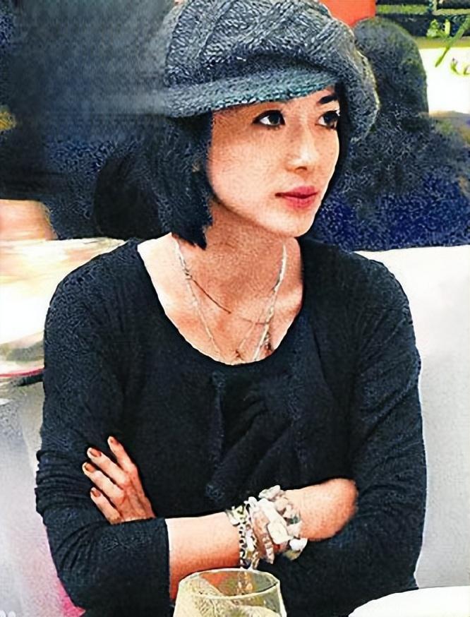 孙丽雅:嫁大24岁歌手齐秦 孙丽雅,是著名歌手齐秦的妻子,两人相差24岁