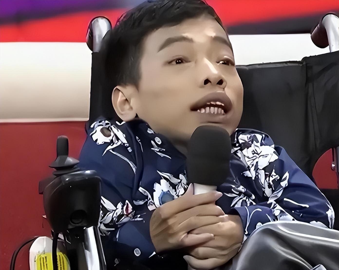 李创利,身高80厘米,从出生就没走过一步路,却年赚上亿,连娶两任美