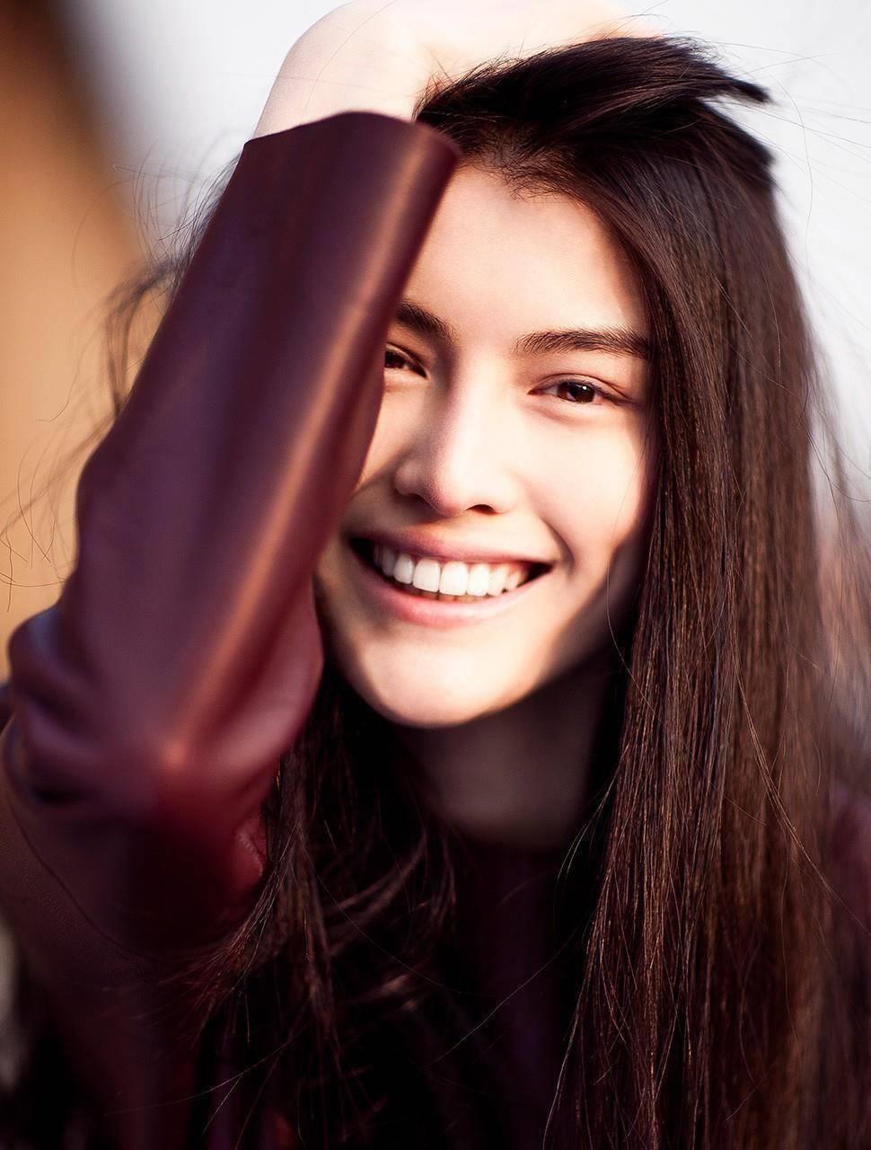 何穗:从金蛋助理到千万身价超模,坚韧与才华铸就的逆袭之路 何穗,一位