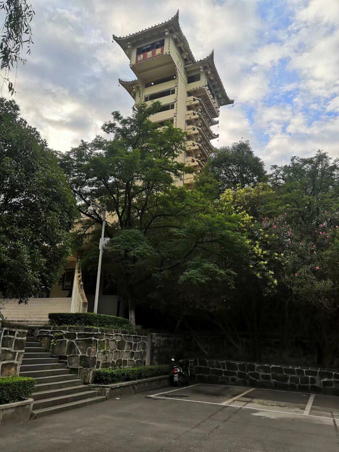 广元凤凰楼:女皇武则天的传世之作 广元凤凰楼位于四川省广元市凤凰山