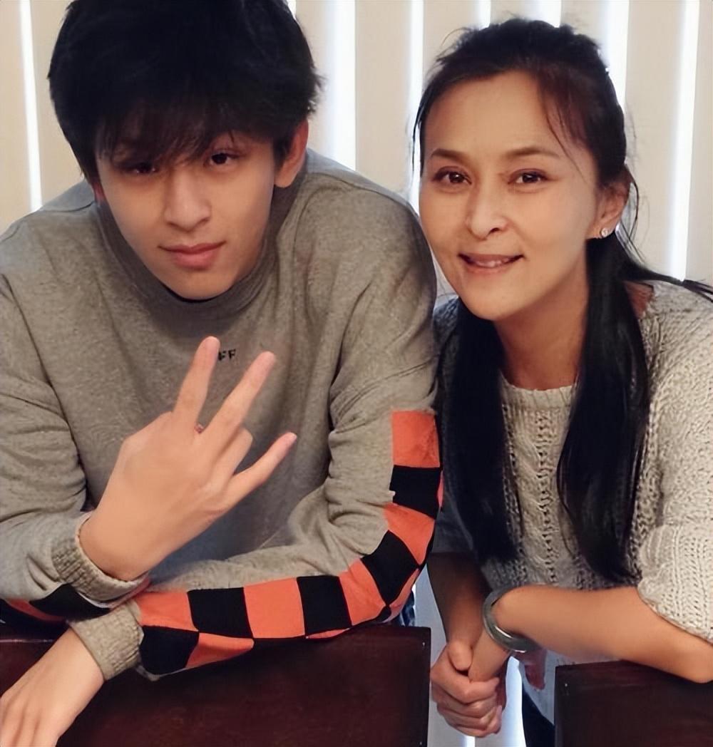 女郎",为爱退圈,却惨遭丈夫黄子忠背叛,后带儿子再嫁小9岁的许云帆