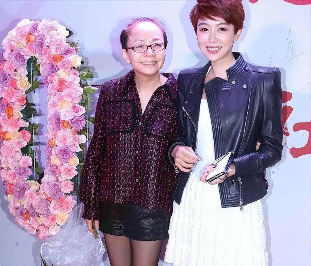 南来北往》:宋丹丹推荐姜妍演女二 南来北往》中,姜妍扮演的姚玉玲敢