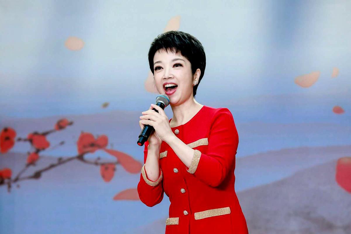 央视主持人黄薇:家庭暂缓事业11年 黄薇,央视主持人,因饰演周总理夫人