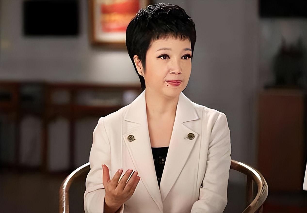 央视主持人黄薇:家庭暂缓事业11年 黄薇,央视主持人,因饰演周总理夫人