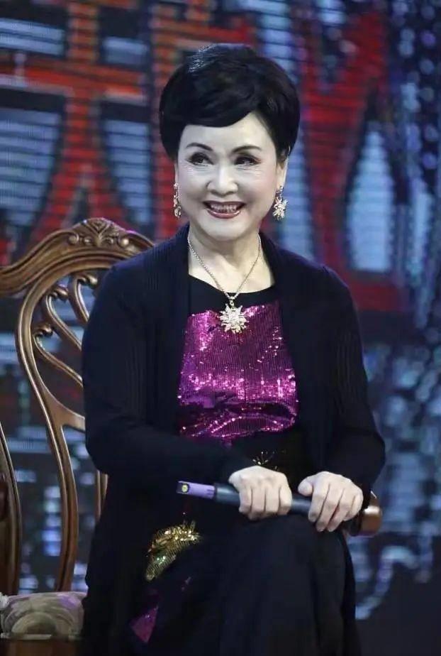 李谷一:大龄女性的时尚榜样 李谷一的形象和穿搭风格深受人们喜爱,她