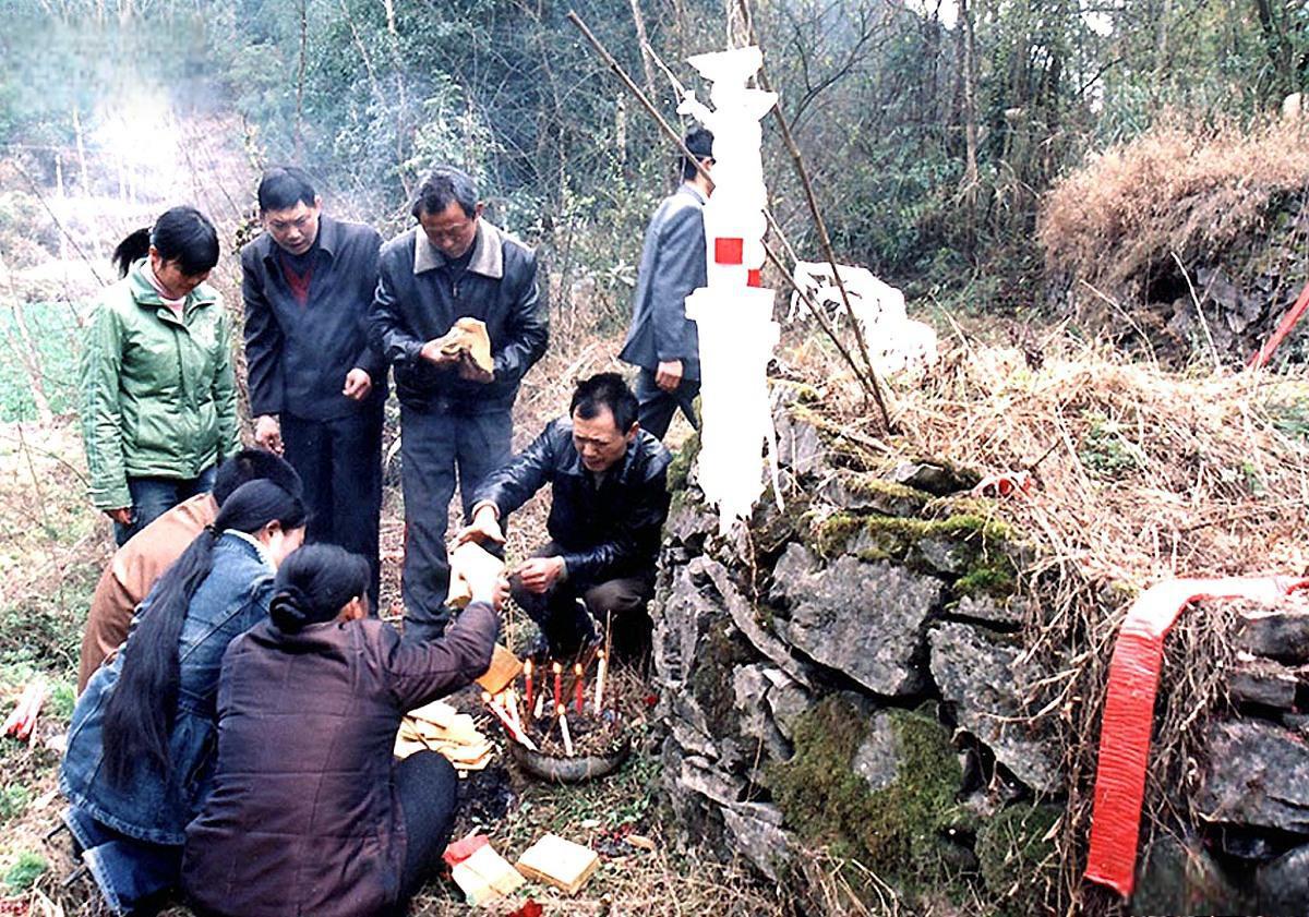 华南f3清明节祭祖拜山:传统与现代科技的融合 华南地区的广东,广西和