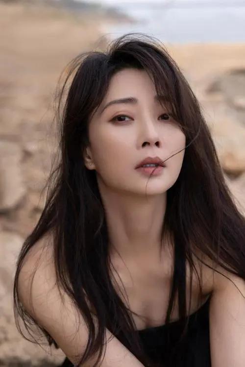 殷桃,这位中国影视界的优秀女演员,凭借其优雅气质和精湛演技,成为了