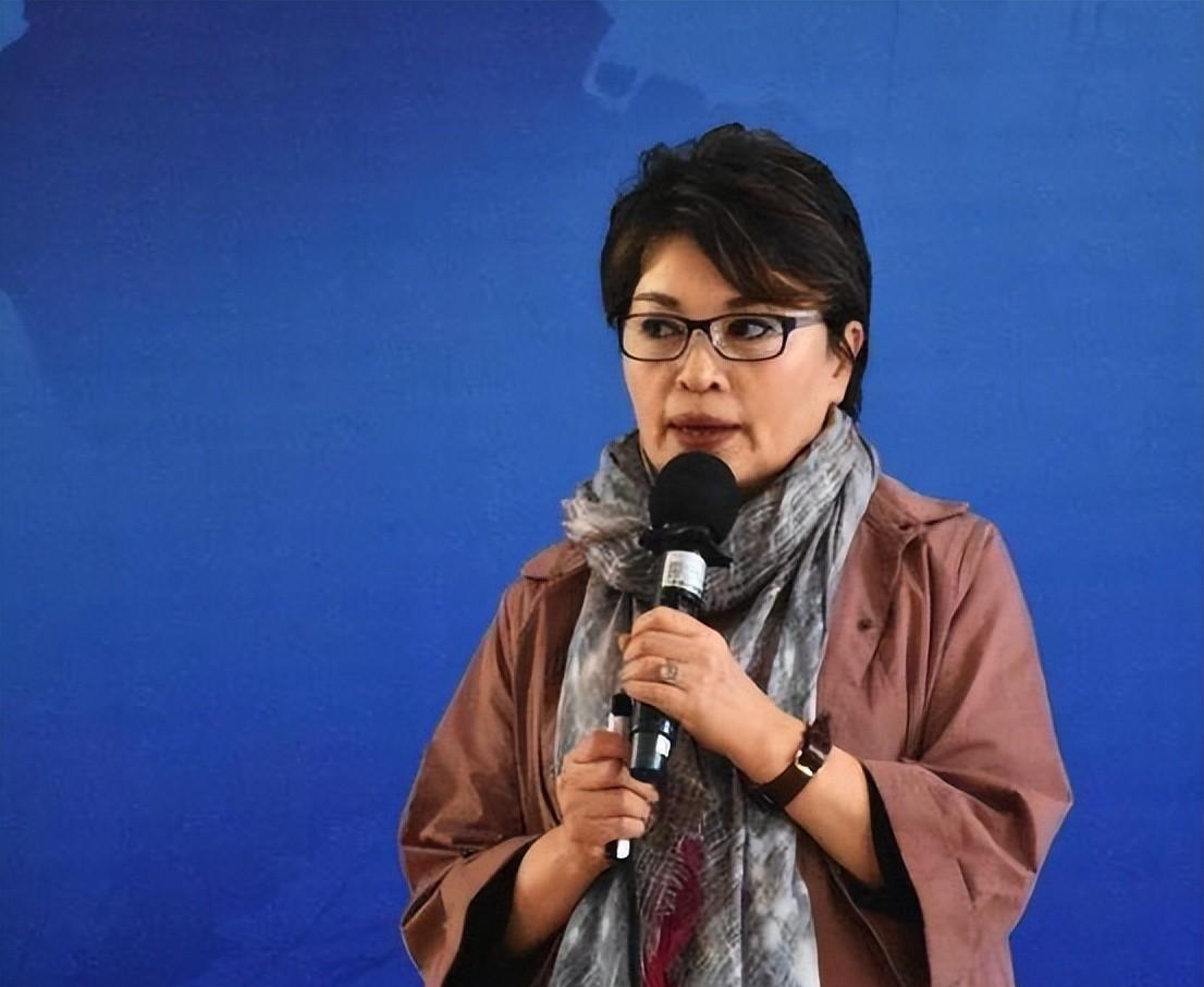 李瑞英:央视"国脸"背后的选择与牺牲 李瑞英,作为央视的资深主持人,其