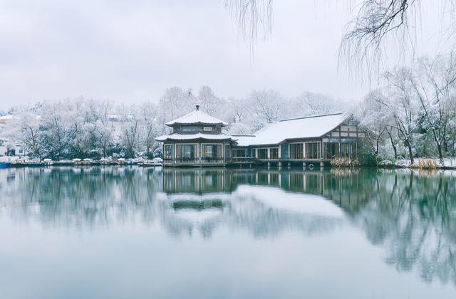 江南水墨画:冬日韵致与诗意 江南的冬季仿佛是一幅清雅的水墨画,每一