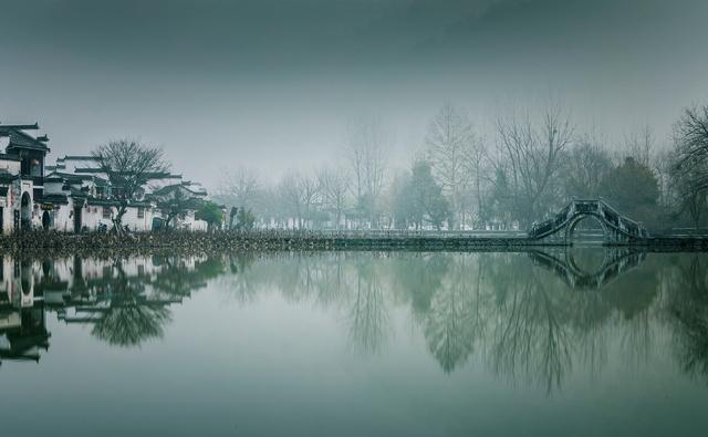 江南水墨画:冬日韵致与诗意 江南的冬季仿佛是一幅清雅的水墨画,每一