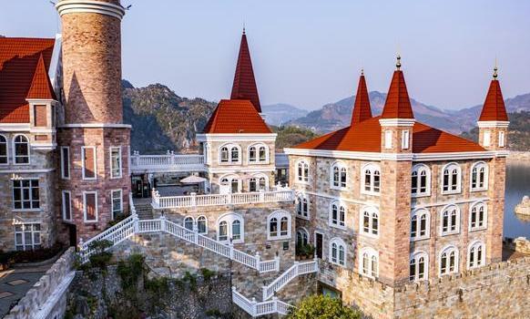 探秘自然与人文之旅 贵州兴义万峰湖湖心岛上的这座欧洲风格古堡,集