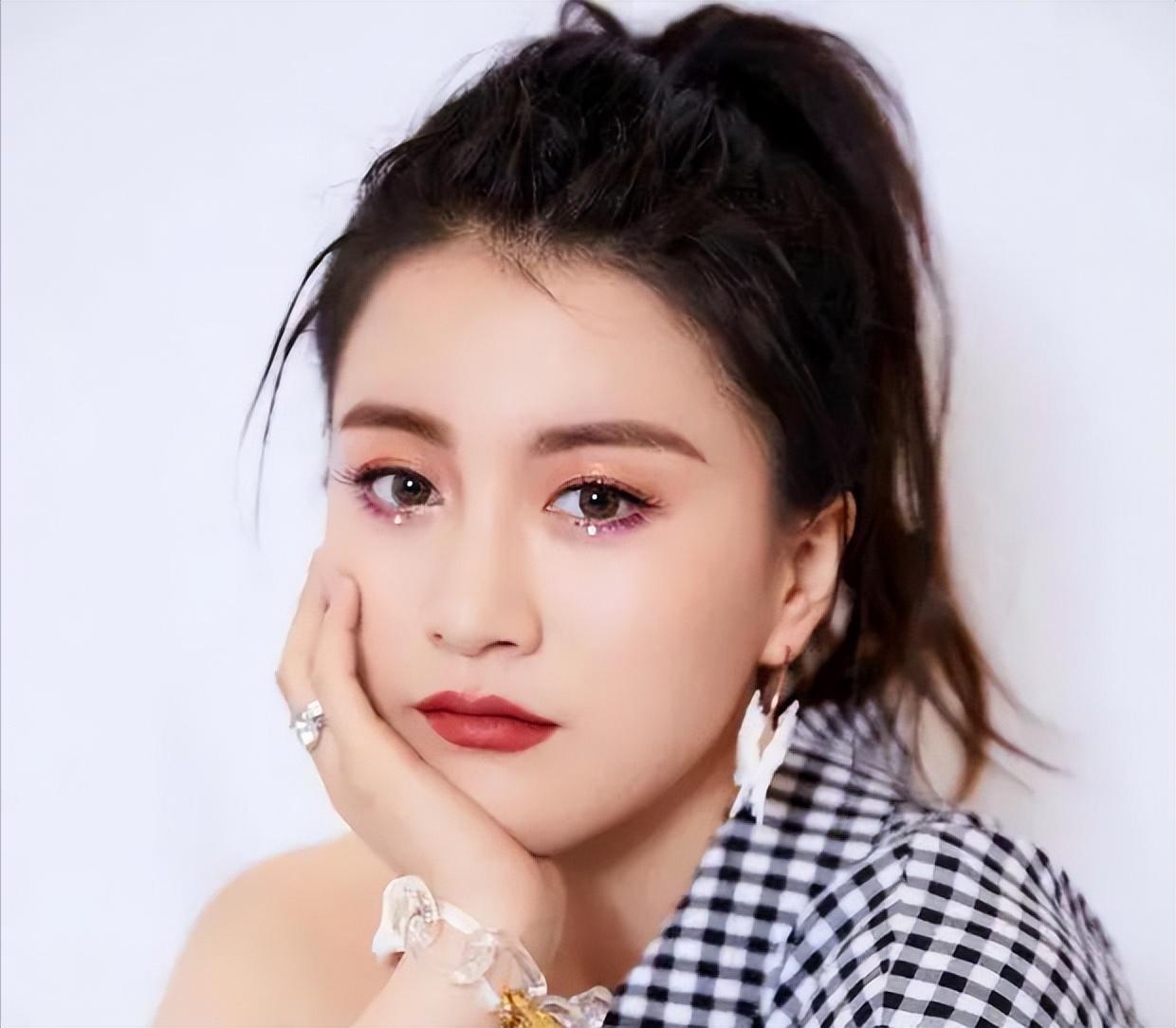 李嘉格:人生赢家 李嘉格,曾参加《中国好声音》第三季,尽管未夺得冠军