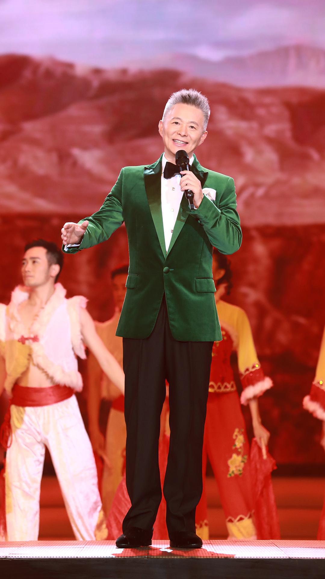 王宏伟:母爱滋养出的西部歌王 王宏伟,中国著名男高音歌唱家,军旅