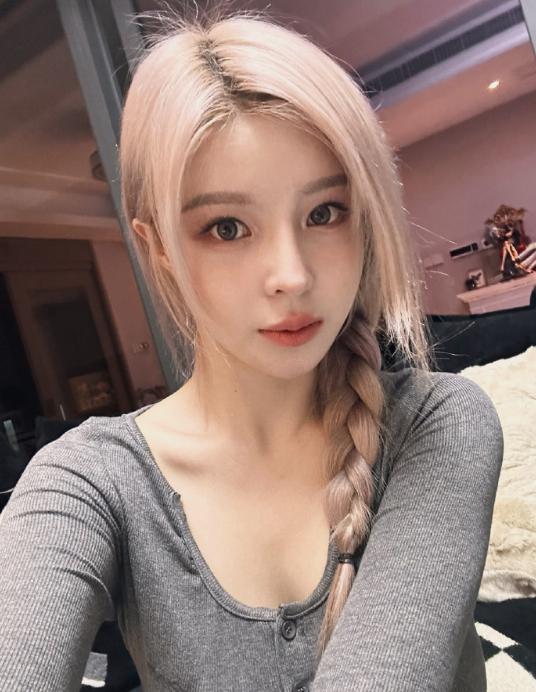 斗鱼知名女主播苏恩再遇直播风险,闺蜜洗澡险成新事故,展现谨慎之心