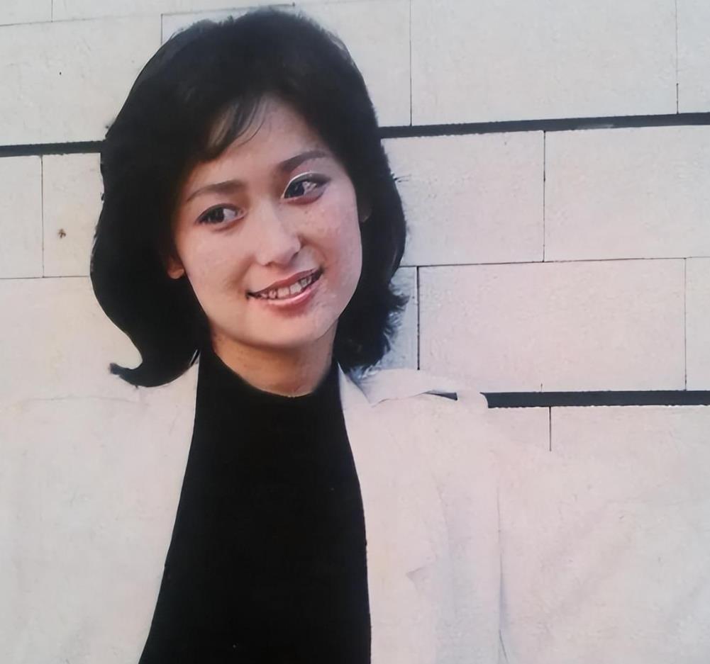 左翎:坚韧与勇气的人生故事 左翎,广州珠影四朵金花之一,中国影视圈中