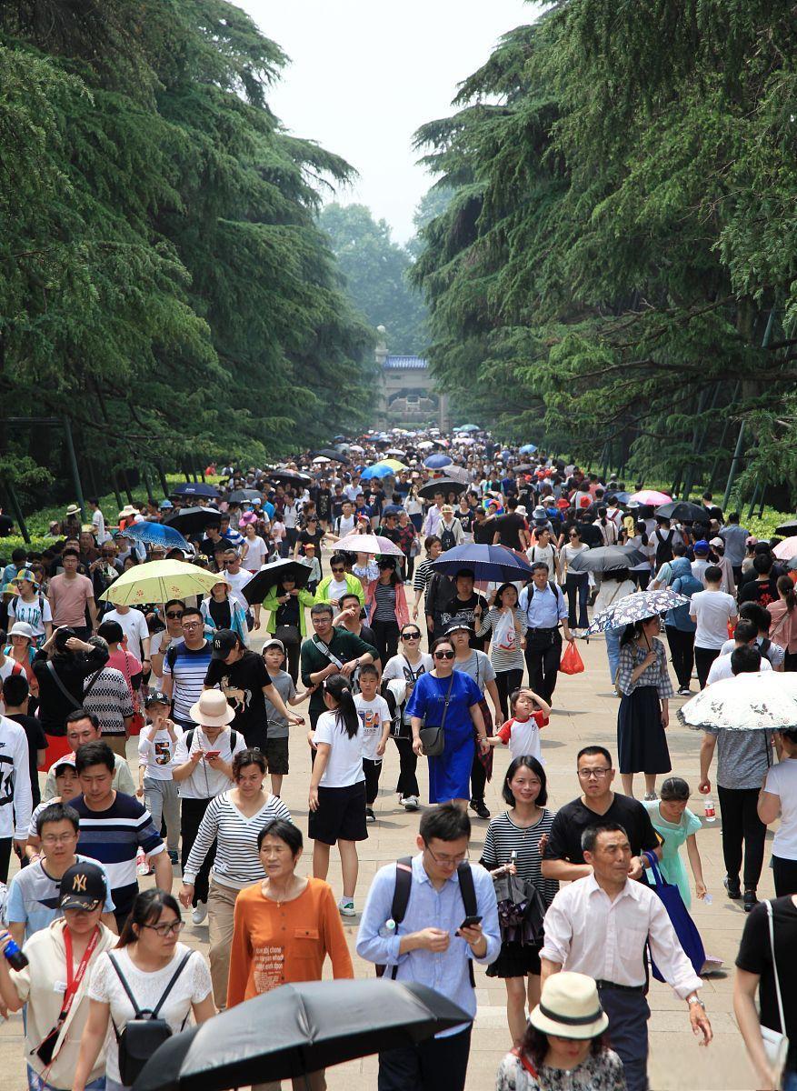 文化活动丰富多彩 清明假期首日,春意正浓,游客们纷纷踏青出游,多地