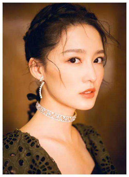 李沁:优雅与坚韧并存的艺术之花 李沁,江苏苏州人,从小对艺术情有独钟