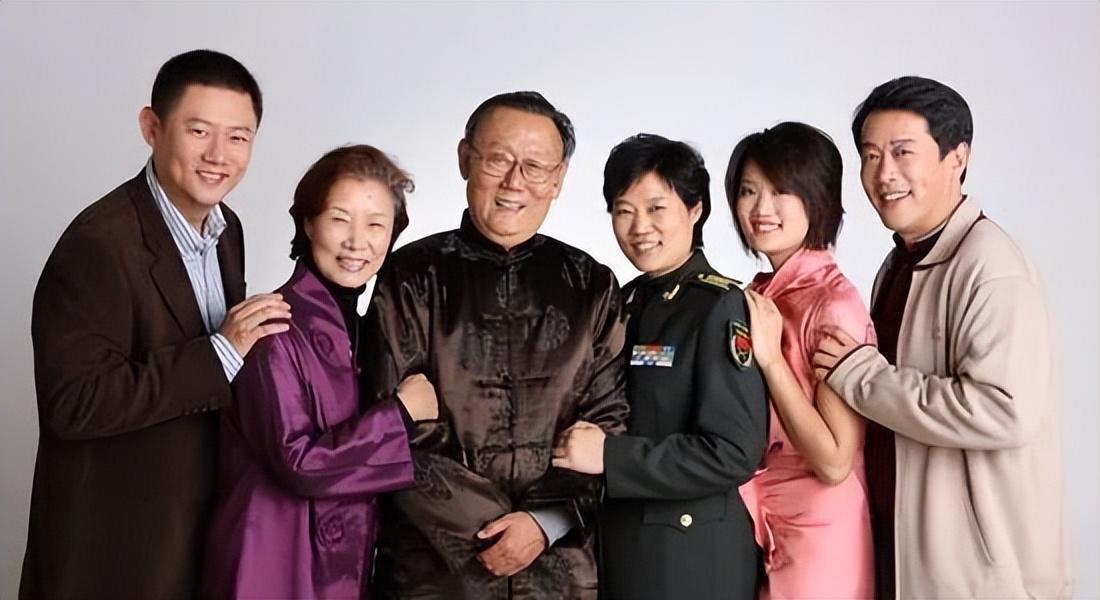 吕中:演艺传奇与家庭的坚守,展现真正的艺术家精神 吕中,这位演艺界的