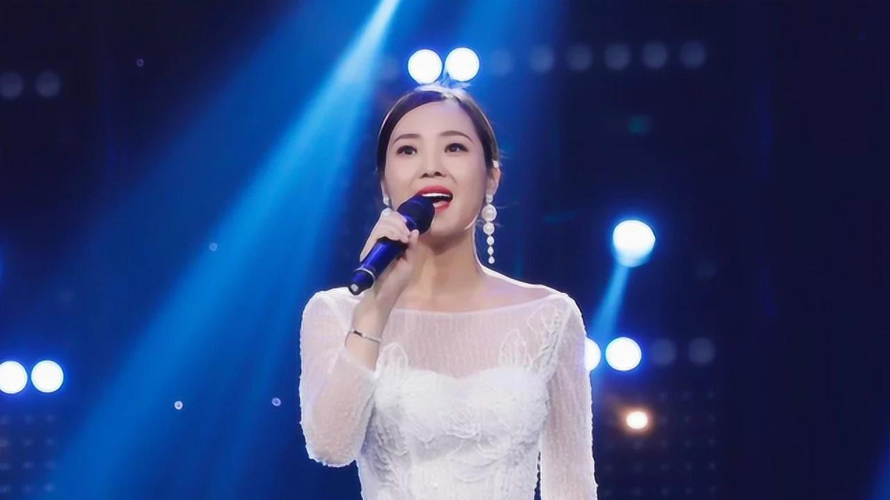 云朵经纪人 云朵,原名谢春芳,羌族,1987年2月7日出生于四川省阿坝藏族