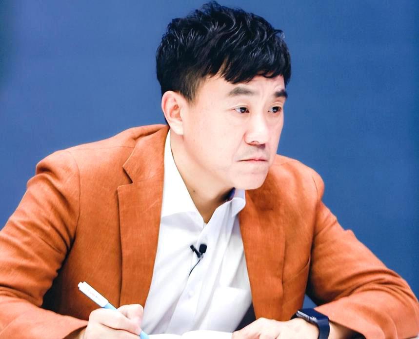 何冰:他娶初中同学,结婚几十年0绯闻 何冰娶了自己的初中同学为妻