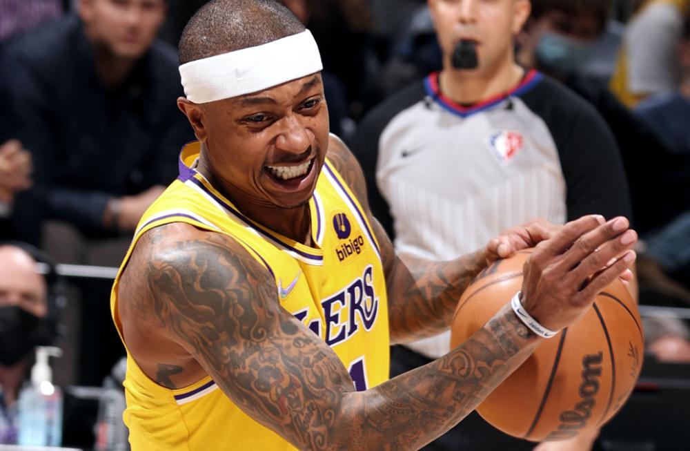 球员之一,尽管在职业生涯中历经坎坷,但他对篮球的热爱和执着始终如一