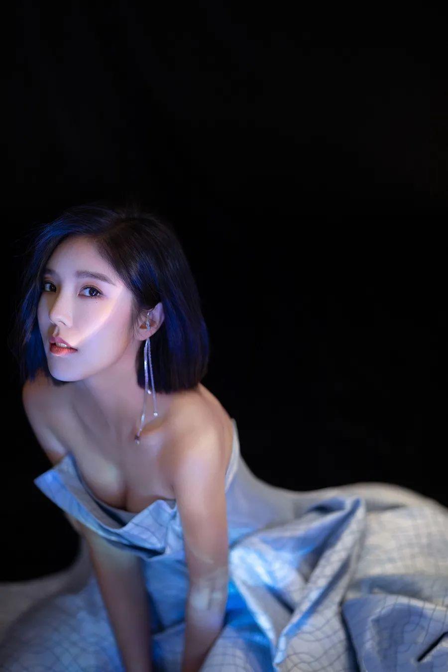 赵奕欢坚韧回应评级争议,展现演员实力与价值 赵奕欢,一位以网剧起家