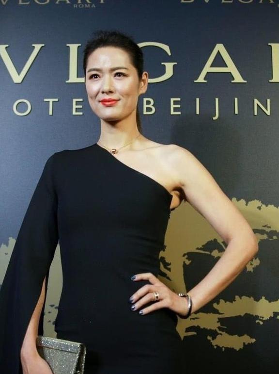 马艳丽:从运动员到亿万身家,坚韧与智慧铸就的商业传奇 马艳丽,一个